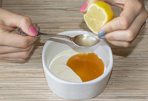 Приготовление маски с витамином E, медом, йогуртом и лимоном